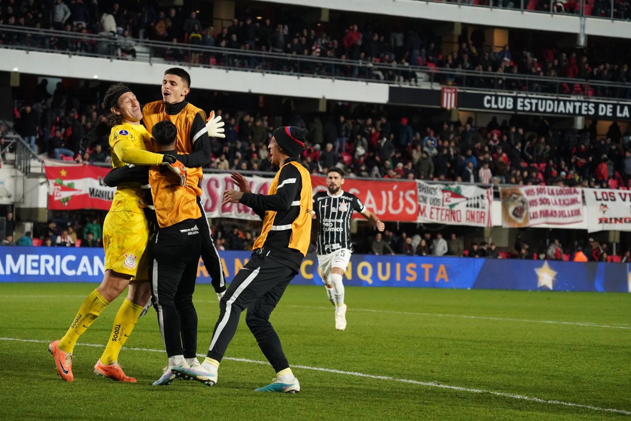 Jogadores do Corinthians comemoram classificação