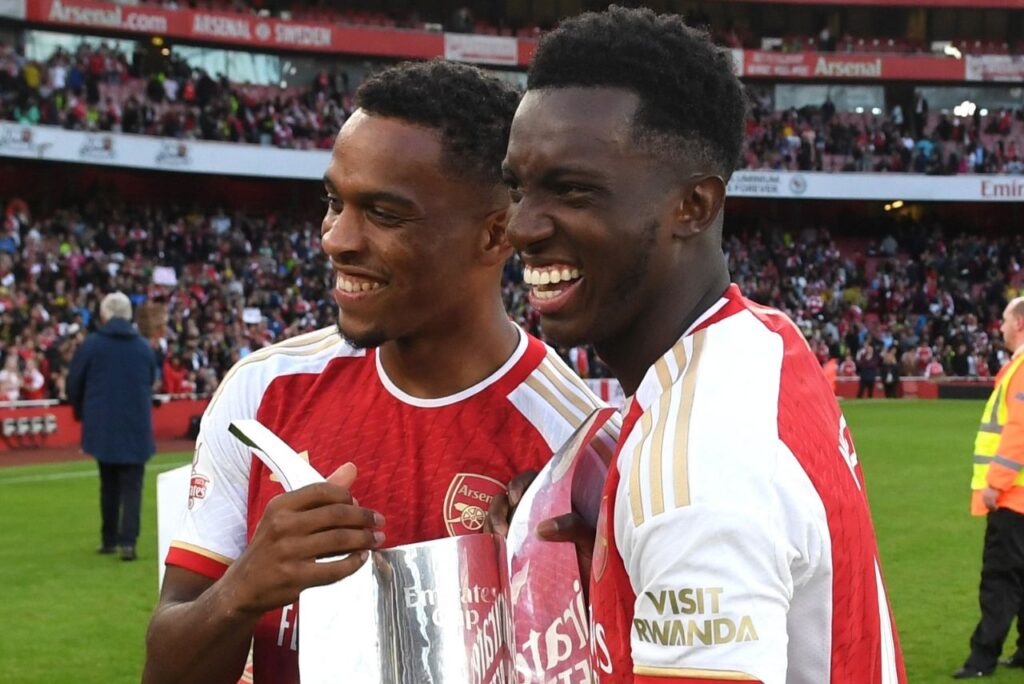 Jogadores do Arsenal festejam troféu da Emirates Cup