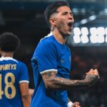 Enzo Fernandez comemora gol pelo Chelsea em partida da Copa da Liga Inglesa
