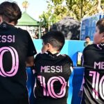 Jovens torcedores do Inter Miami com a camisa de Messi