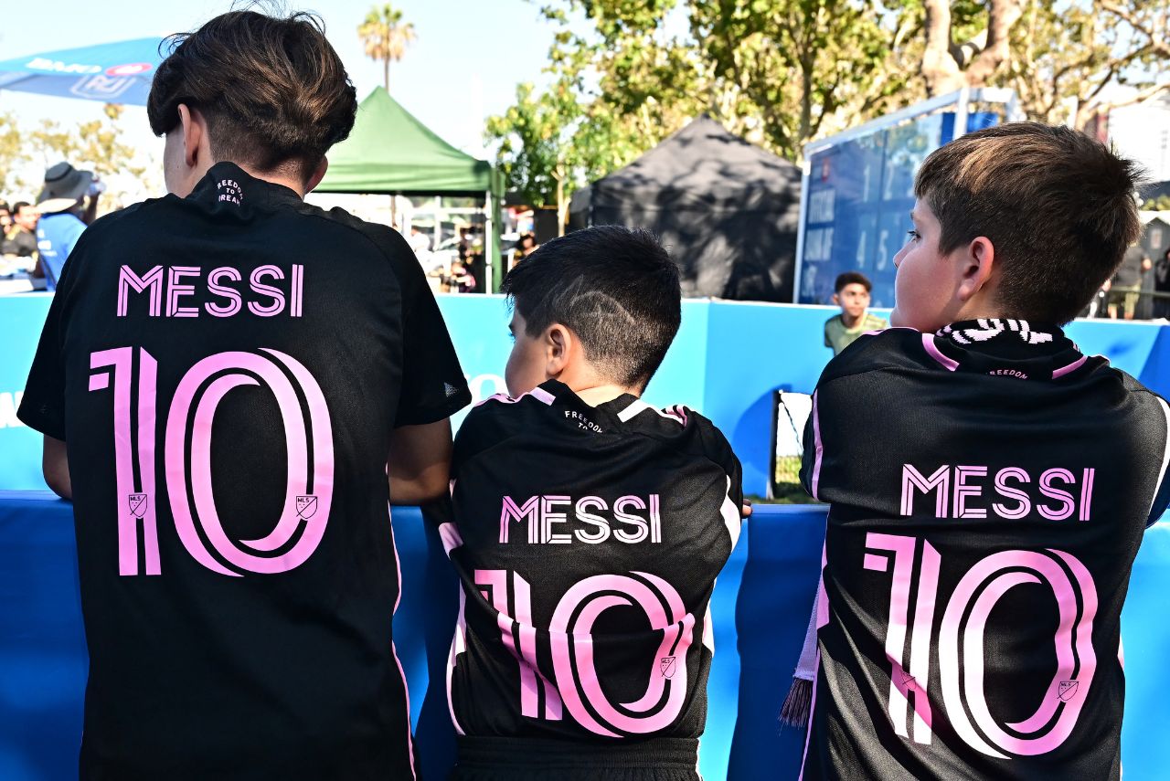 Jovens torcedores do Inter Miami com a camisa de Messi