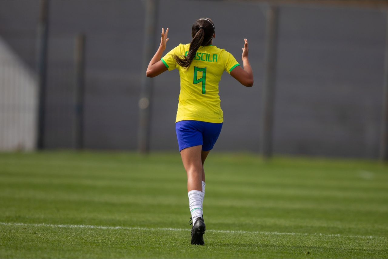 Atacante Priscila marcou o primeiro gol do Brasil