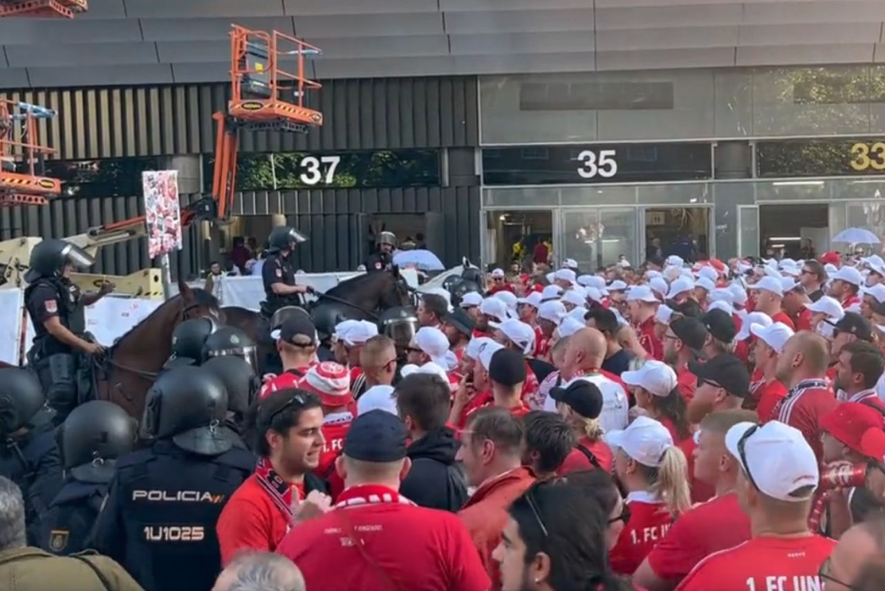 Torcida do Union Berlin enfrentou longas filas na entrada do Santiago Bernabéu (Foto: Mario Cortegana/Reprodução)
