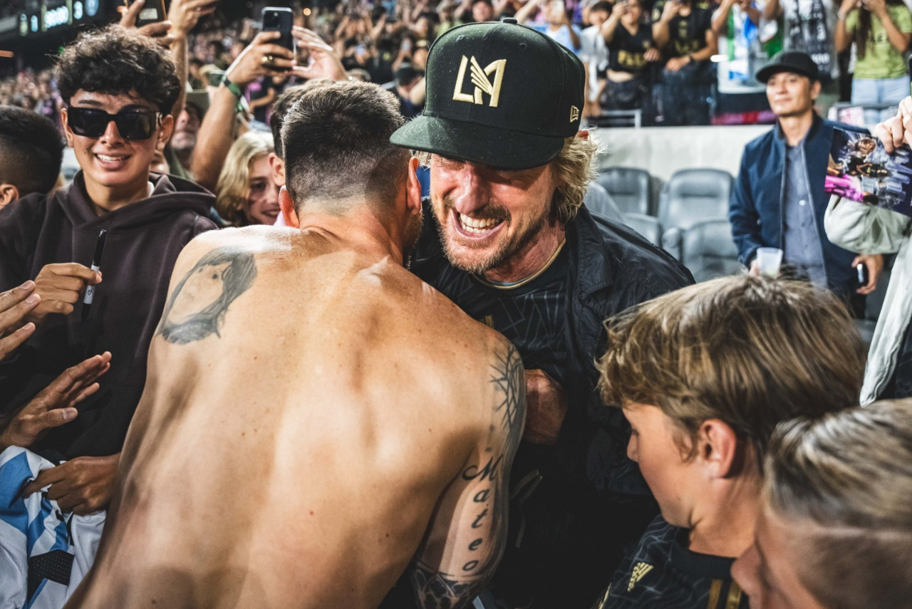 Ator Owen Wilson foi uma das celebridades que prestigiaram Messi neste domingo (3) (Foto: Inter Miami CF/Twitter)