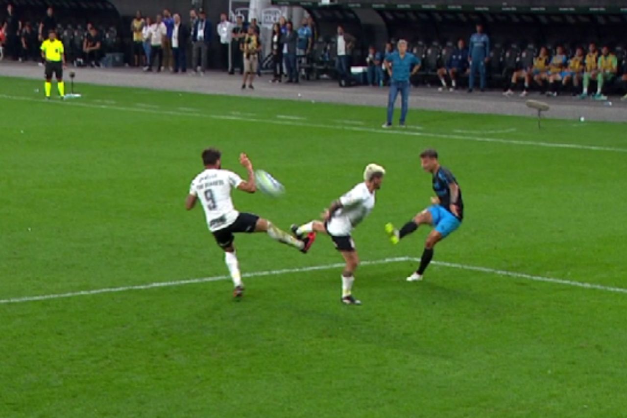 VAR não viu pênalti no lance ocorrido no final da partida.