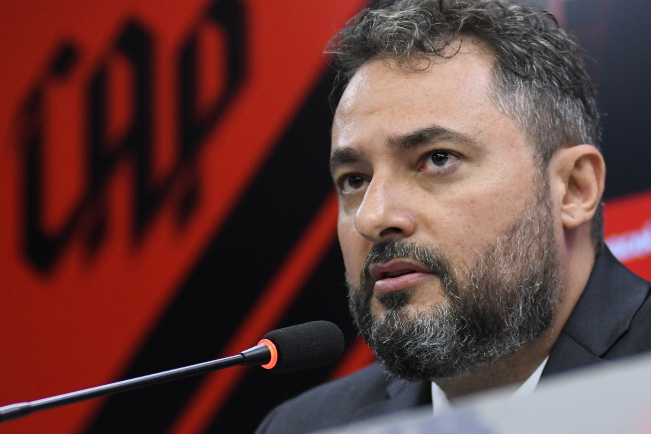 CEO Alexandre Mattos afirmou que diretoria apoia Wesley Carvalho (Foto: Athletico-PR/Divulgação)