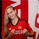 Irene Guerrero com a camisa do Manchester United