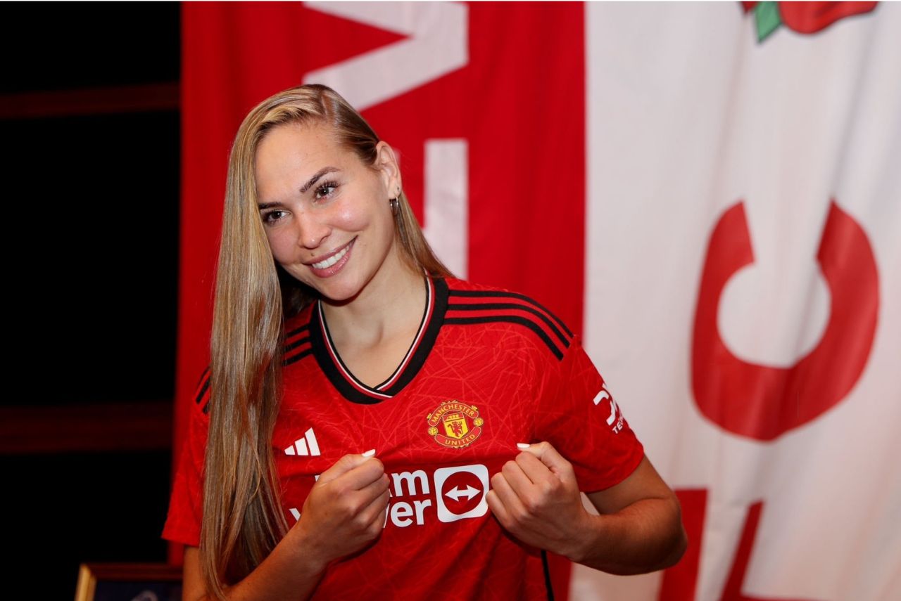 Irene Guerrero com a camisa do Manchester United
