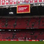 Telão informa interrupção da partida contra o Feyenoord (Foto: Ajax/Divulgação)