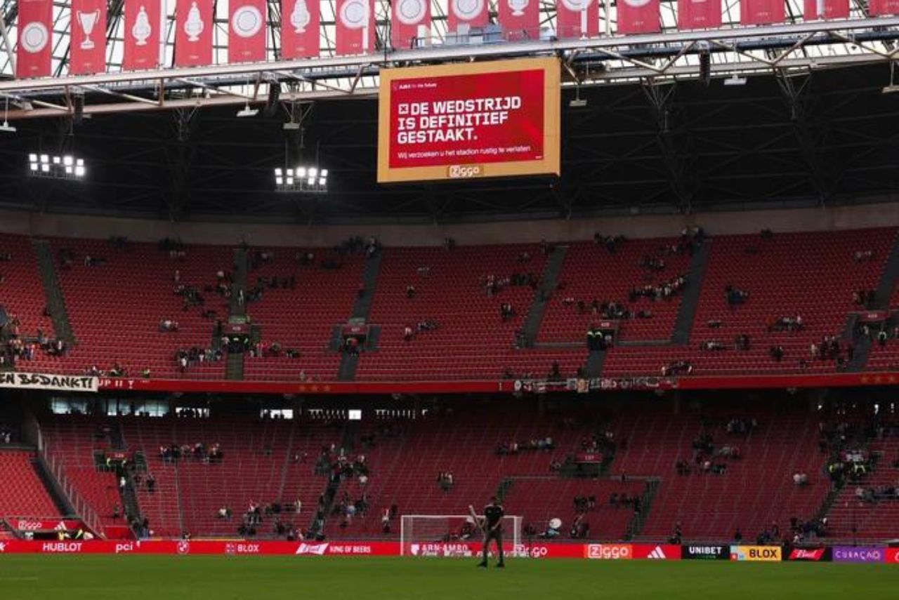 Telão informa interrupção da partida contra o Feyenoord (Foto: Ajax/Divulgação)