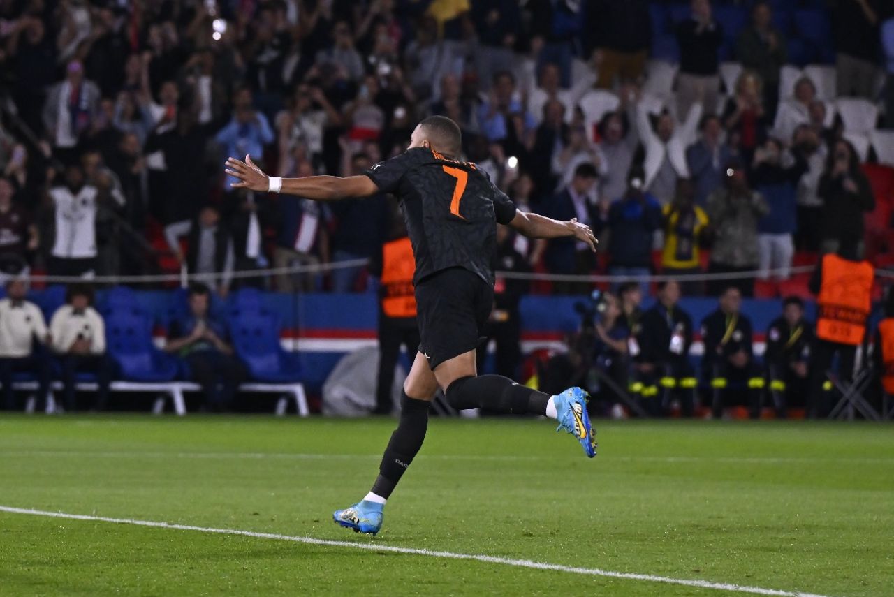 Mbappé comemora gol marcado para o PSG