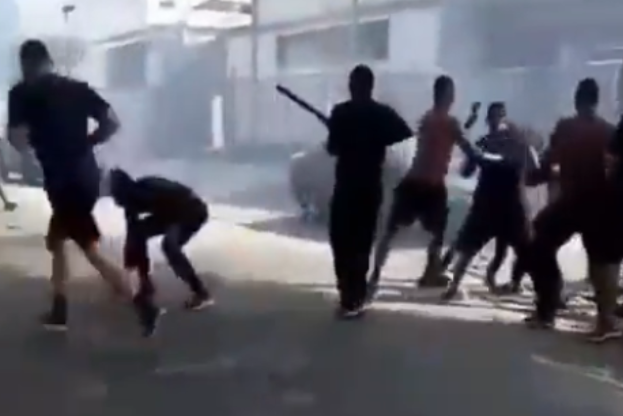 Torcedores de Botafogo e Flamengo se enfrentaram antes da partida (Foto: Twitter/Reprodução)