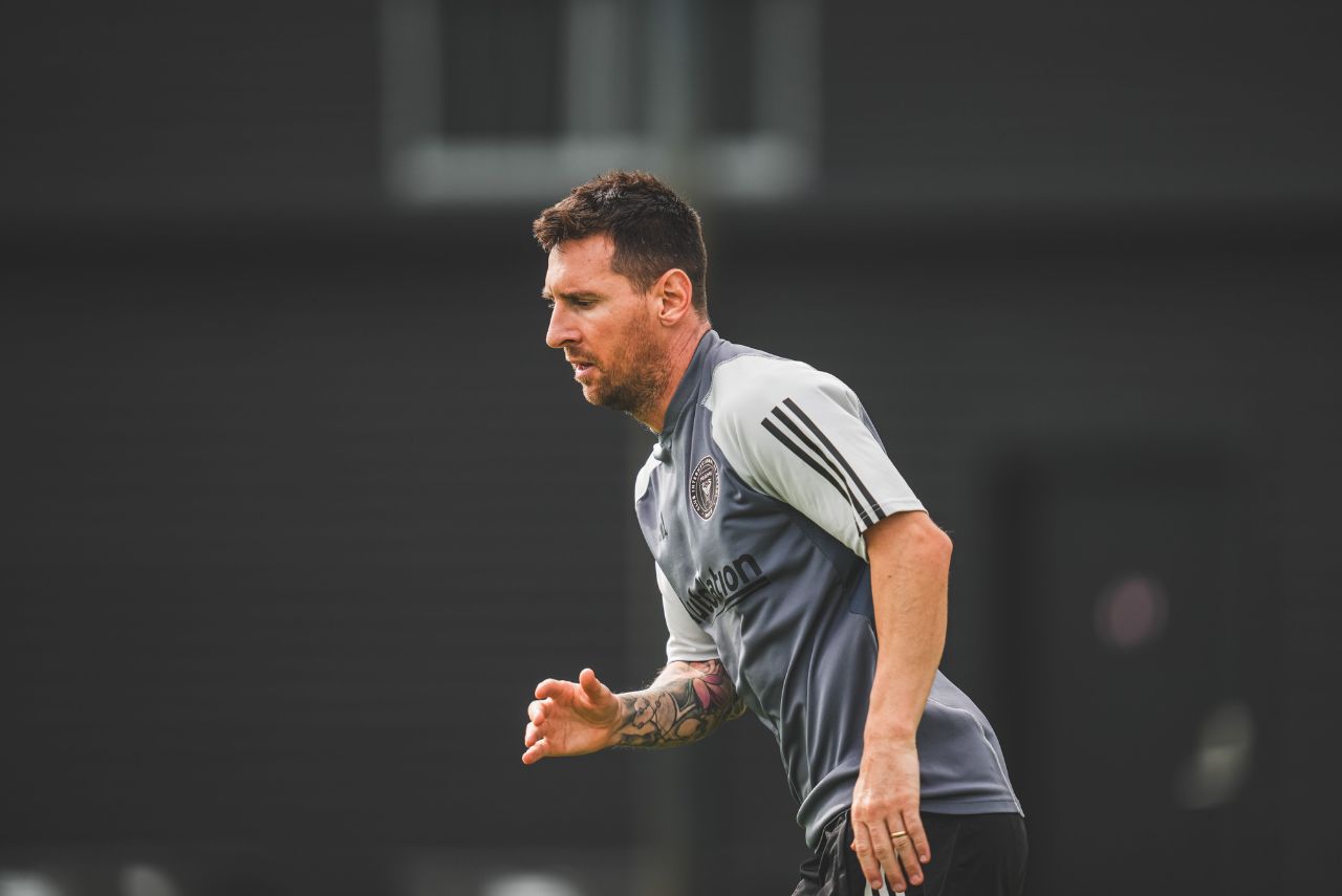 Messi durante treinamento nesta terça-feira (26)