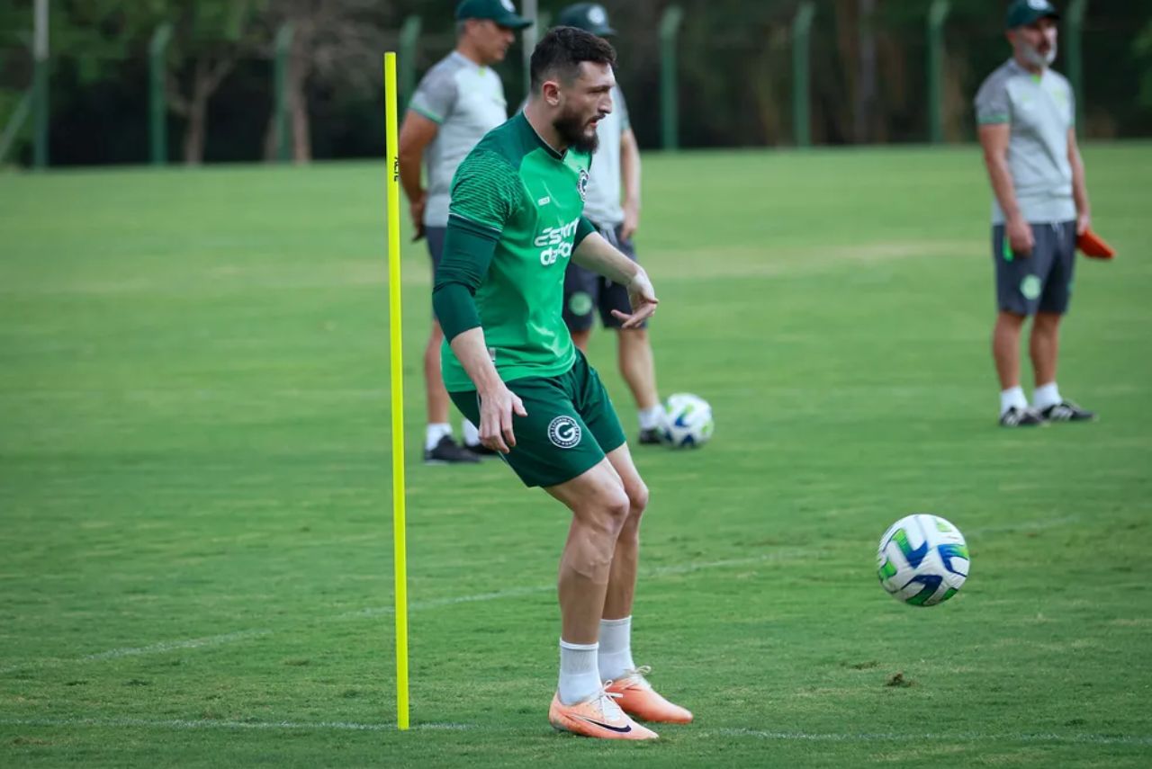 Sander em treinamento pelo Goiás