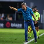 Treinador do Grêmio durante derrota na Vila Belmiro