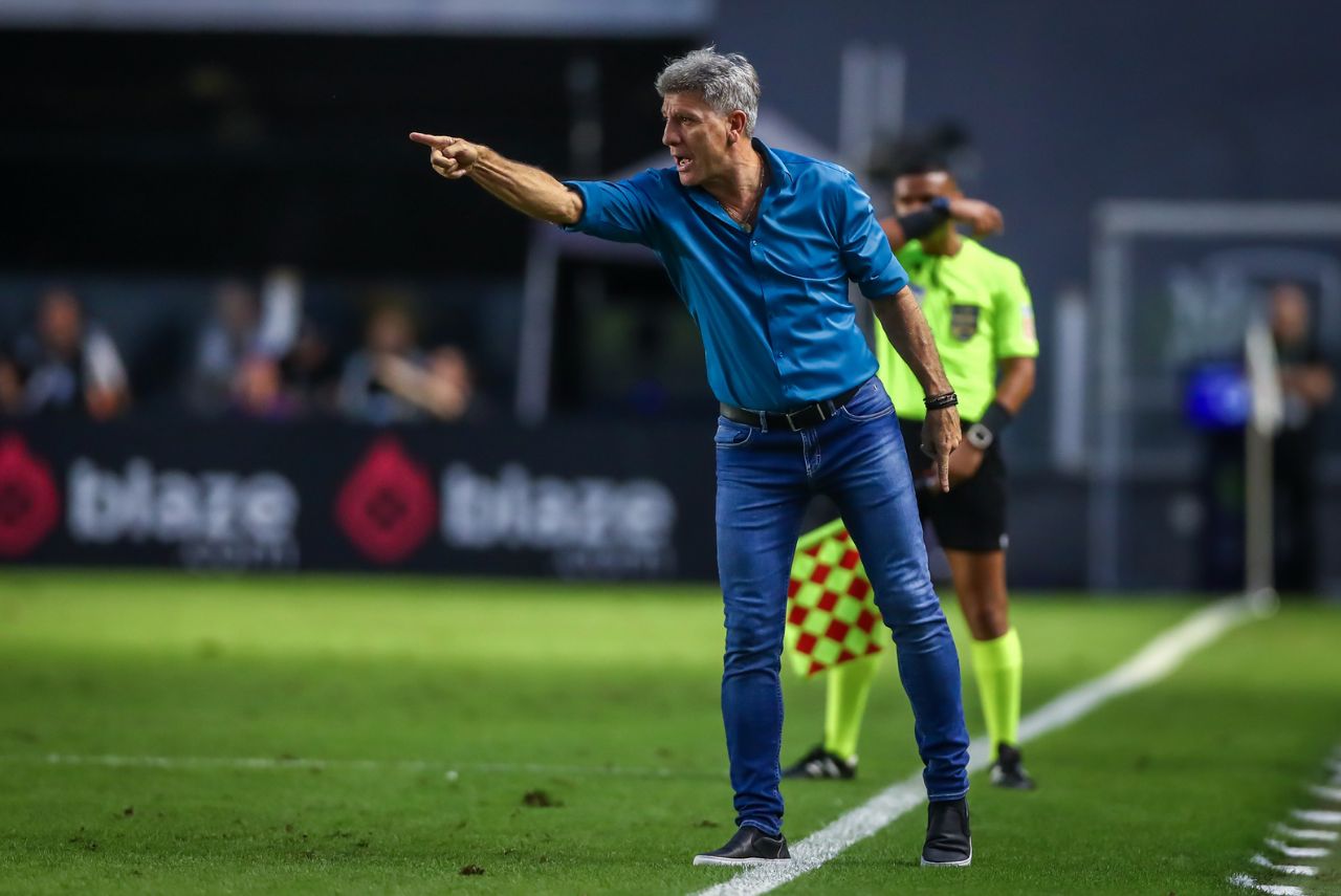 Treinador do Grêmio durante derrota na Vila Belmiro
