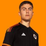 Paulo Dybala com o novo uniforme da Roma