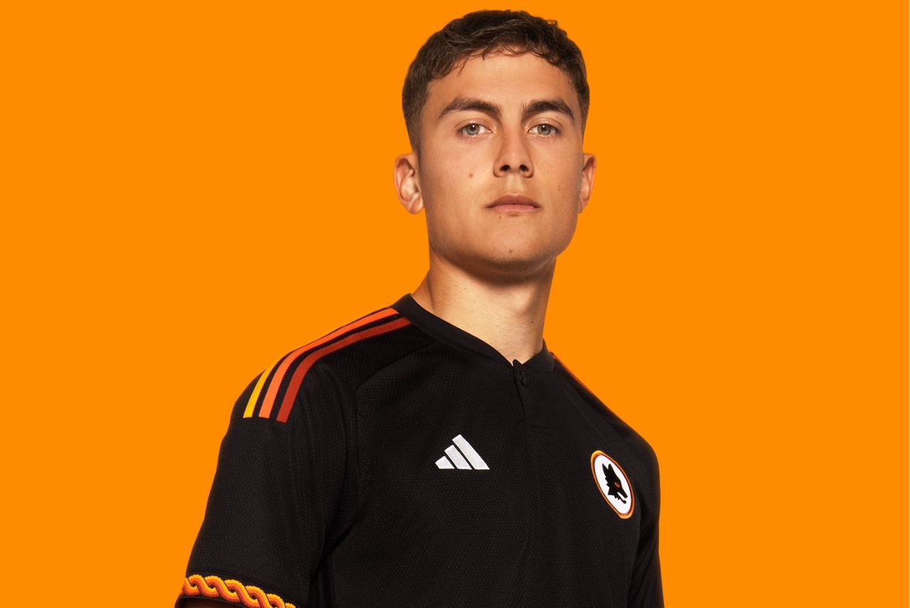 Paulo Dybala com o novo uniforme da Roma