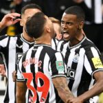 Isak comemora gol do Newcastle ao lado de Bruno Guimarães
