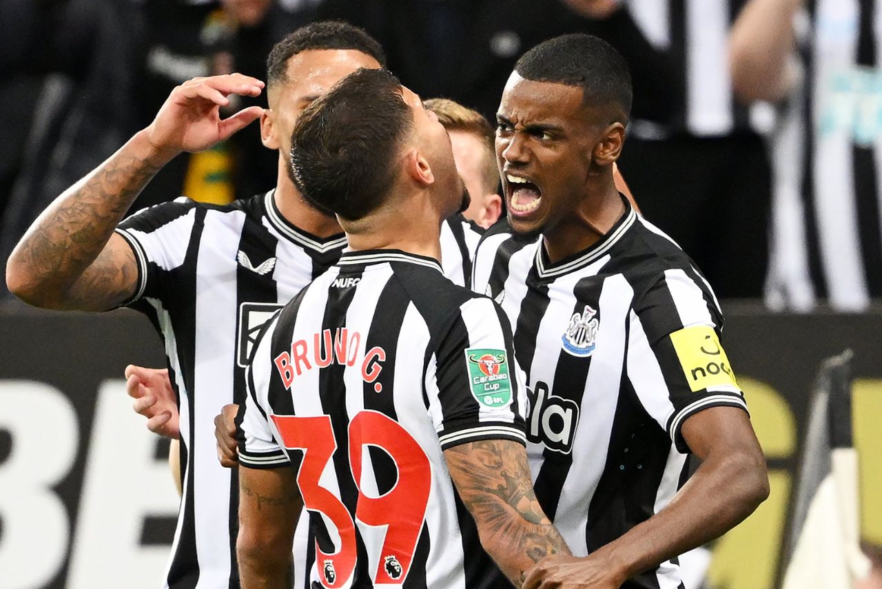 Isak comemora gol do Newcastle ao lado de Bruno Guimarães