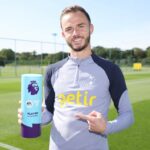 Maddison, do Tottenham, com o prêmio de melhor jogador do mês na Premier League