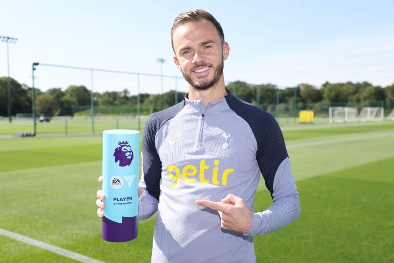Maddison, do Tottenham, com o prêmio de melhor jogador do mês na Premier League