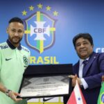 Neymar recebe homenagem