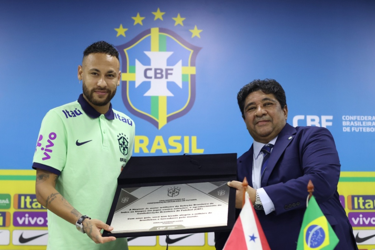 Neymar recebe homenagem
