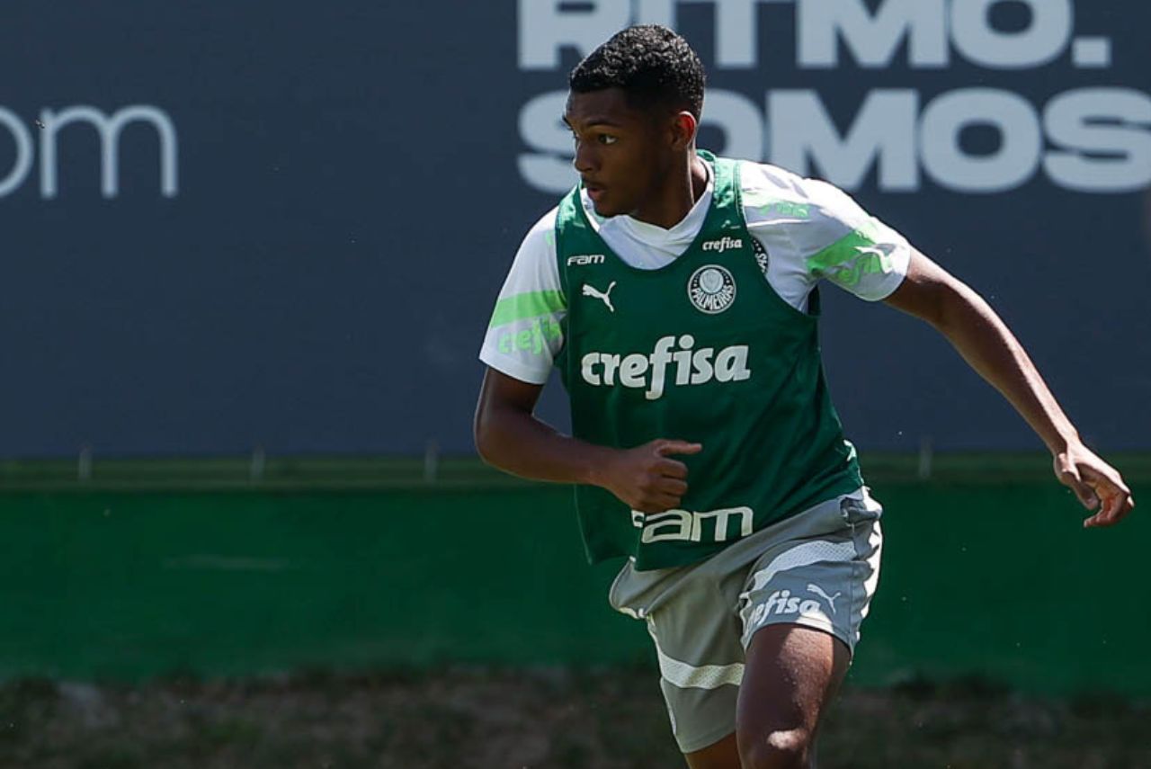 Luis Guilherme de volta aos treinos no Palmeiras