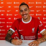 Defensor do Liverpool renovou por mais duas temporadas