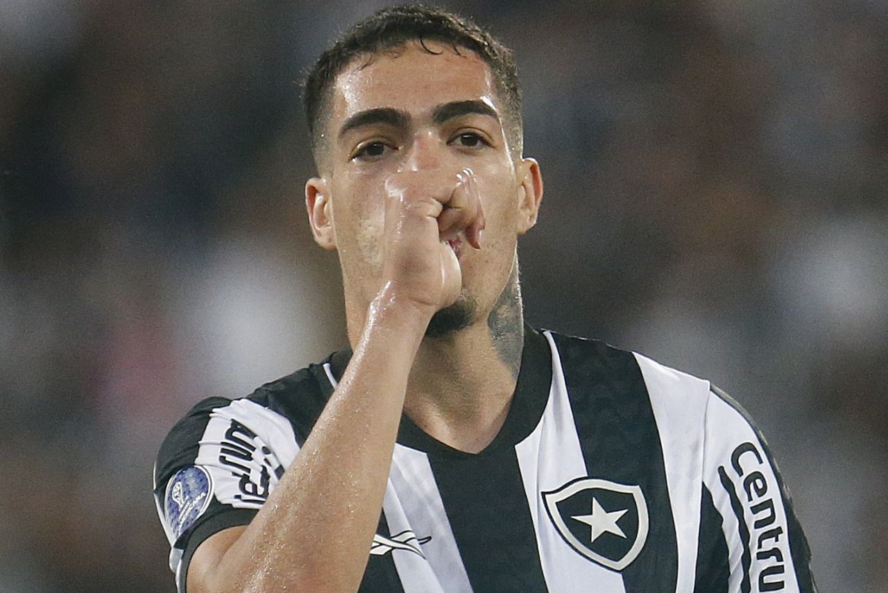 Botafogo renova com jovem defensor