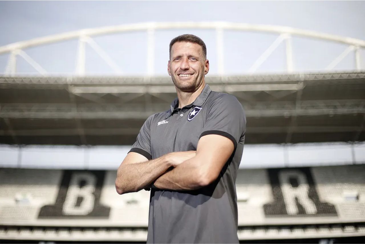 Eduardo Oliveira retorna ao Botafogo após passagem pelo Atlético-MG