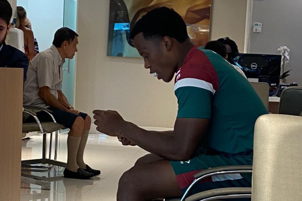 Arias, do Fluminense, aguardando exame de imagem