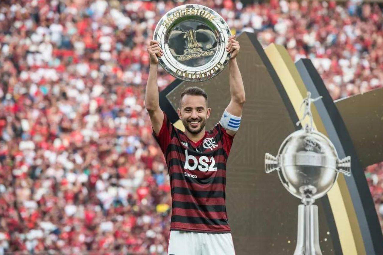 Everton Ribeiro, do Flamengo, foi o último a levantar o prato de campeão da Libertadores, em 2019 (Foto: Alexandre Vidal/Flamengo)