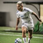 Soteldo em campo pelo Santos