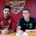 Odegaard ao lado de Mikel Arteta, técnico do Arsenal