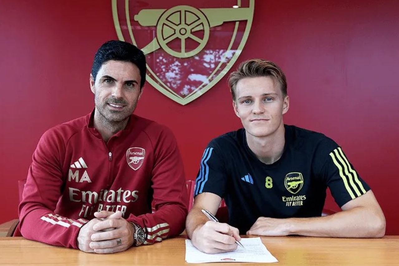 Odegaard ao lado de Mikel Arteta, técnico do Arsenal