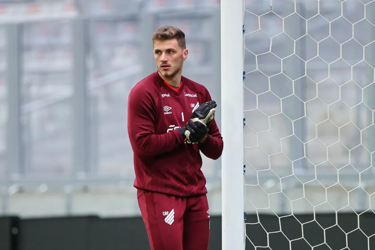 Goleiro Bento em treino do Athletico-PR