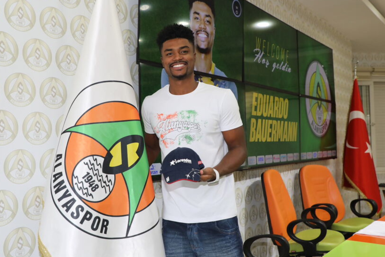 Eduardo Bauermann chegou em junho ao clube turco, mas não estreou em campo (Foto: Alanyaspor/Divulgação)