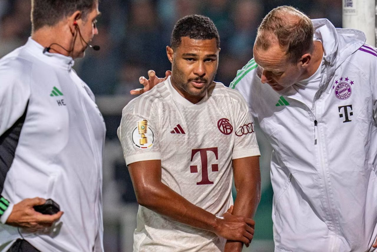 Serge Gnabry vai passar por cirurgia no antebraço esquerdo (Foto: FC Bayern München/Divulgação)