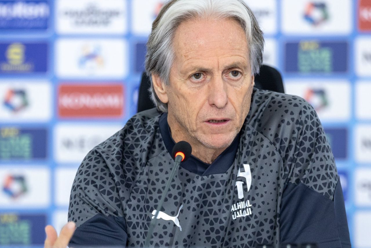 Jorge Jesus é cobrado por dirigentes do Al-Hilal (Foto: Al-Hilal FC/Divulgação)