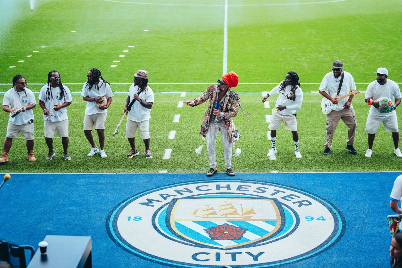 Carlinhos Brown comandou a recepção do Bahia no Grupo City (Foto: Manchester City/Twitter)
