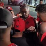 José Pinheiro dos Santos, chefe de segurança do Flamengo, ouviu os torcedores (Foto: Jonas Stelmann/Reprodução)
