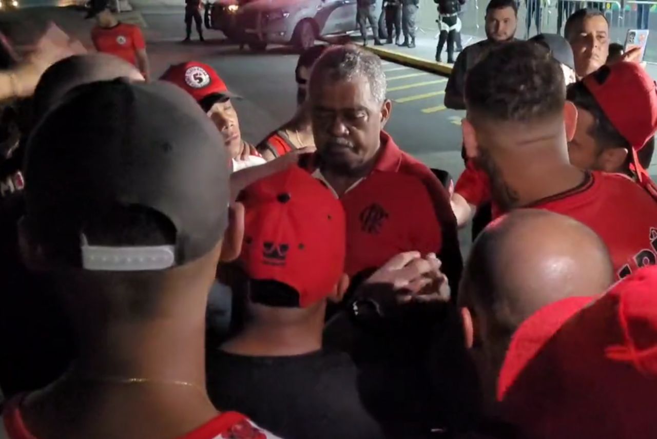 José Pinheiro dos Santos, chefe de segurança do Flamengo, ouviu os torcedores (Foto: Jonas Stelmann/Reprodução)
