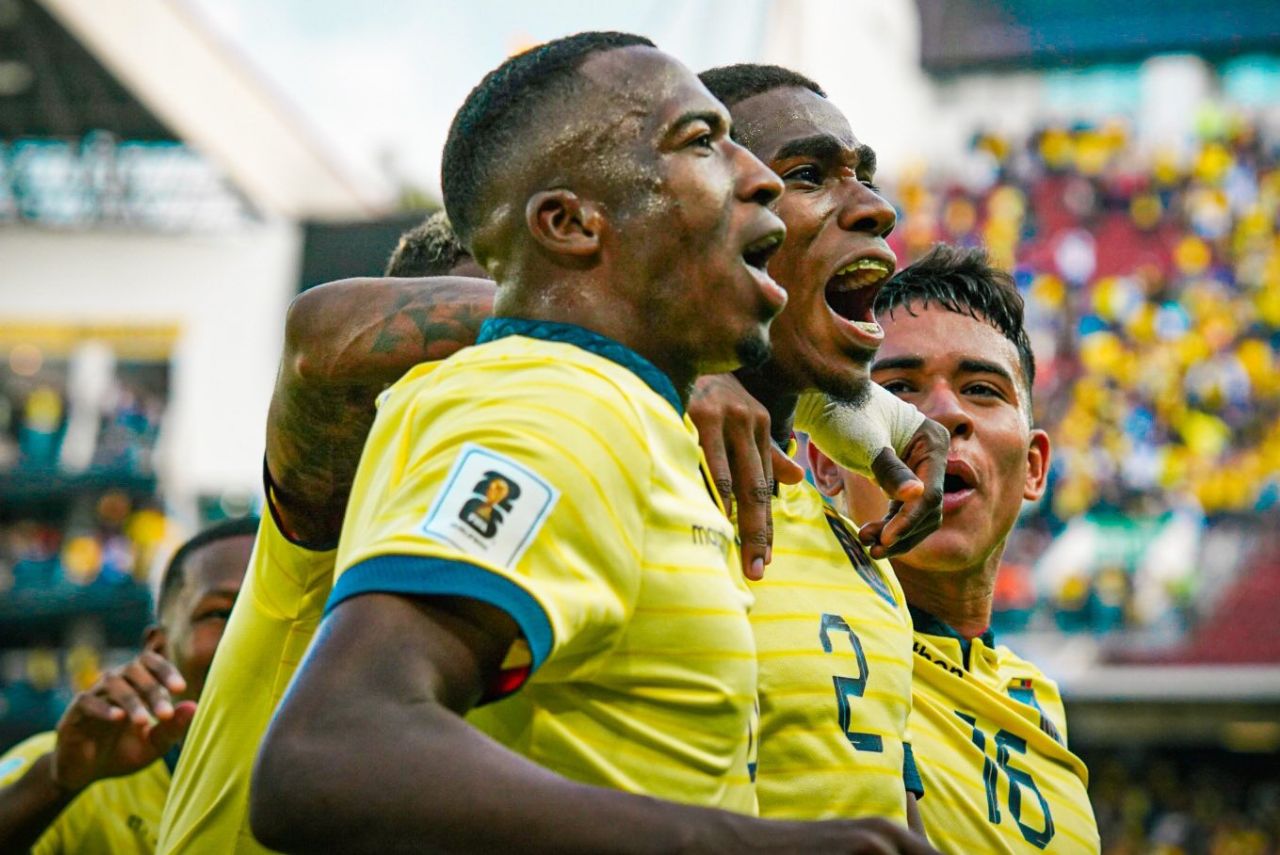 Jogadores do Equador comemoram gol