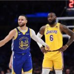 Curry e LeBron em jogo da NBA