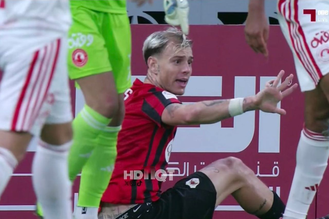 Roger Guedes com dedo deslocado