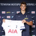 Jovem zagueiro com a camisa do Tottenham