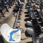 Nilton Santos com cadeiras quebradas