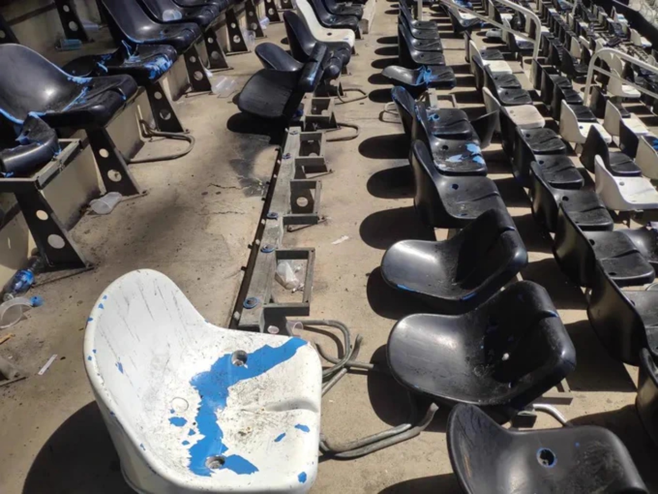 Nilton Santos com cadeiras quebradas